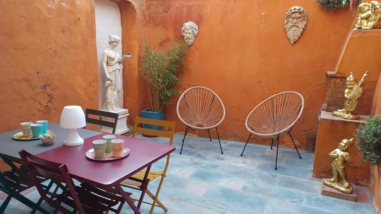 MAISON DE CHARME AVEC COUR, proche rue des Teinturiers Avignon 0*,