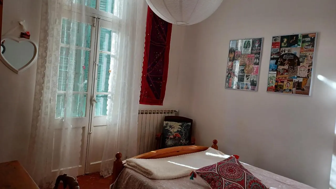 MAISON DE CHARME AVEC COUR, proche rue des Teinturiers Avignon
