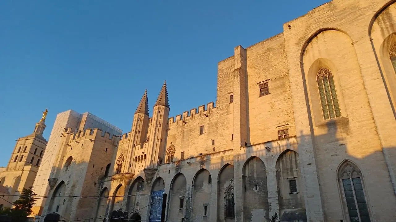 MAISON DE CHARME AVEC COUR, proche rue des Teinturiers Avignon 0*,  France