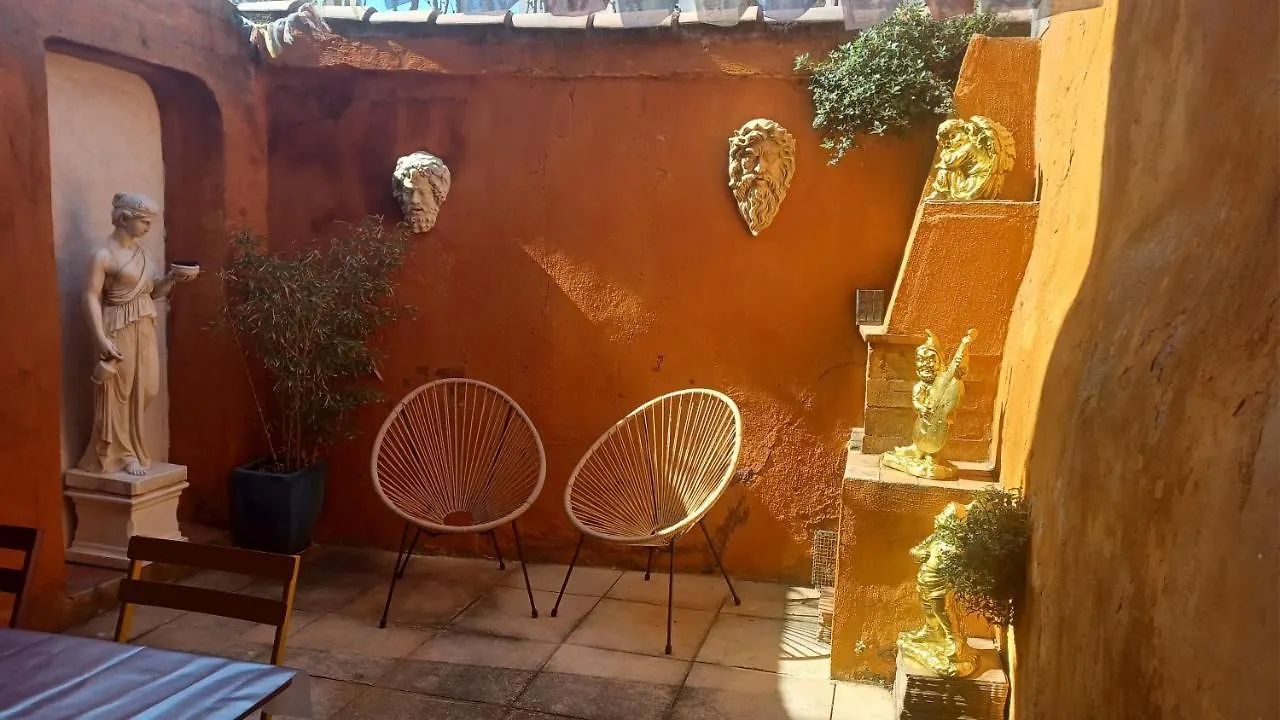 MAISON DE CHARME AVEC COUR, proche rue des Teinturiers Avignon Villa